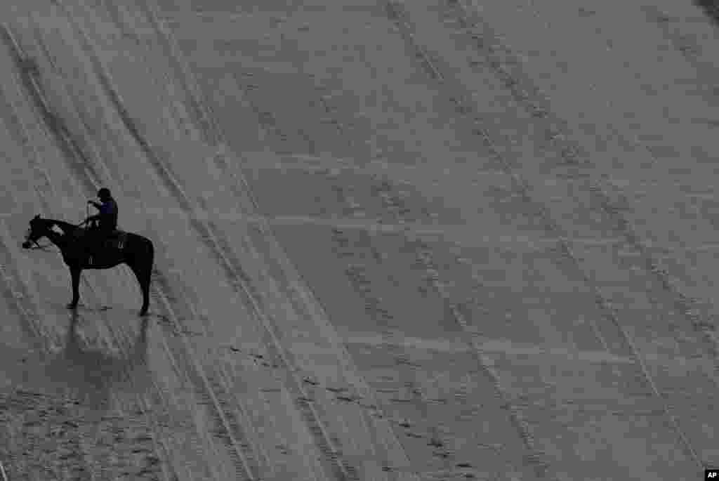 Seekor kuda berdiri di lumpur sebelum berlangsungnya lomba pacuan kuda Kentucky Oaks ke-143 di Churchill Downs, Louisville, Kentucky. "The Kentucky Derby" akan diselenggarakan pada hari Sabtu di Churchill Downs.