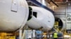 ARCHIVO - Un empleado pasa junto a una sección de fuselaje en construcción en el campus 787 Dreamliner de Boeing Co. en North Charleston, Carolina del Sur, EE. UU., 30 de mayo de 2023.