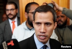 El líder opositor venezolano y presidente interino Juan Guaidó conversa con los medios antes de una sesión de la Asamblea Nacional de Venezuela en Caracas, el 29 de enero de 2019.