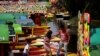 Personas bajan de una trajinera, un bote en Xochimilco en Ciudad de México. El gobierno mexicano instó a la población a mantener una "distancia saludable" paracevitar la infección con la enfermedad COVID-19, producida por un nuevo coronavirus.