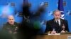 El jefe del Comité Militar de la OTAN, el almirante Rob Bauer (derecha), y el Comandante Supremo Aliado en Europa, el general Christopher Cavoli, captados durante conferencia de prensa en la sede de la OTAN en Bruselas, el jueves 18 de enero de 2024.