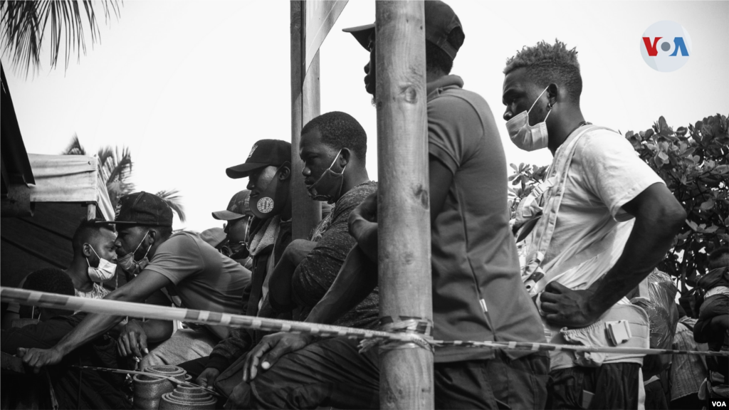 Los grupos de migrantes que viajan juntos se turnan en las largas filas en el Puerto de Necocl&#237;, con la esperanza de hacerse con uno de los m&#225;s de 700 boletos que se venden al d&#237;a. 
