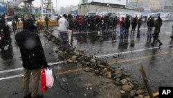 Manifestantes en Irán bloquean calles y caminos después de que las autoridades aumentaron los precios de la gasolina en noviembre de 2019.
