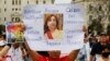 Manifestantes piden la renuncia de la presidenta de Perú, Dina Boluarte, durane una manifestación en Lima el 13 de diciembre de 2022.
