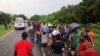 Una caravana de migrantes con destino a la frontera con EE. UU. camina por una carretera del estado de Chiapas, en el sur de México, el 29 de agosto de 2021.