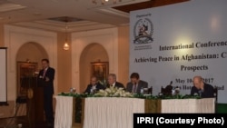افغان سفیر عمر زخیلوال کانفرنس سے خطاب کرتے ہوئے 
