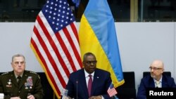 Председатель Объединённого комитета начальников штабов Марк Милли, министр обороны США Ллойд Остин и министр обороны Украины Алексей Резников в штаб-квартире НАТО в Брюсселе. 15 июня 2022
