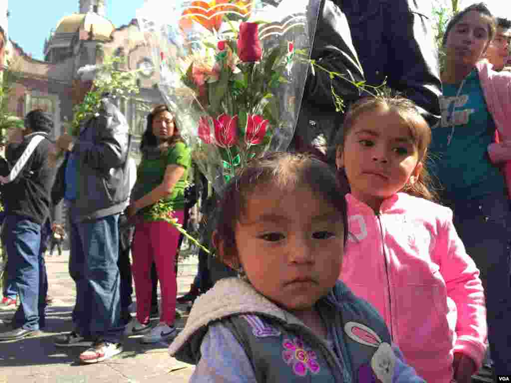 Las peregrinaciones a la Basílica de Nuestra Señora de Guadalupe no se hacen esperar. La fe mueve a miles de fieles de todas las edades para ver al papa Francisco.
