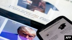 Esta ilustración fotográfica muestra la fotografía policial del expresidente estadounidense Donald Trump junto a un sitio web llamado Trump Save America JFC, un comité conjunto de recaudación de fondos en nombre de Donald J. Trump para presidente.