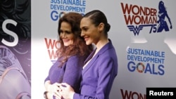Gal Gadot and Lynda Carter, las dos actrices que han encarnado a la Mujer Maravilla en el cine y la TV, asistieron a la ceremonia en la sede de la ONU.