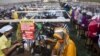 Para buruh pabrik rokok Gudang Baru di Malang, Jawa Timur, menggulung tembakau di tempat kerja mereka, di tengah pandemi Covid-19, 11 Juli 2020. (Foto: AMAN ROCHMAN / AFP)