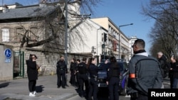 La policía francesa asegura el área cercana al lugar donde se descubrió una bomba sin explotar que data de la Segunda Guerra Mundial a 2,5 km de la estación de tren Gare du Nord de París, en Saint-Denis, cerca de París, Francia, el 7 de marzo de 2025