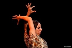 La "bailaora" Mariana Collado, danza en Casa Patas, ahora cerrado por el coronavirus.