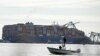 Un barco de carga chocó contra un puente en Baltimore provocando que varios
vehículos cayeran al río