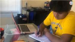 Fernando, el hijo mayor de los Arévalo Leiva acude a sus clases en línea debido a la cancelación de la asistencia a las escuelas.