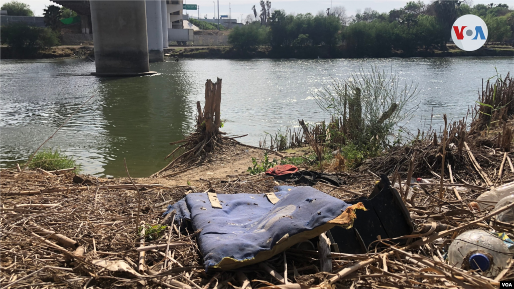Los objetos abandonados en el r&#237;o y sus orillas cuentan la historia de quienes logran cruzarlo y quienes no. 