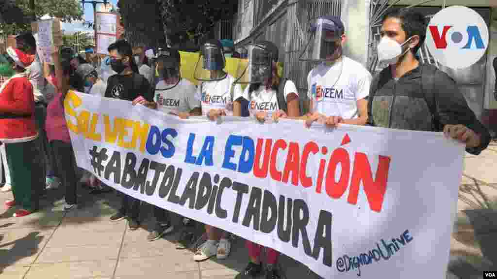 Como ya se ha hecho habitual, el gremio educativo acompa&#241;&#243; a los enfermeros en su reclamo.
