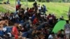 Migrantes descansan durante una caravana hacia la frontera con Estados Unidos en Huehuetan, estado de Chiapas, México, el 1 de noviembre de 2023. (Foto de ISAAC GUZMAN/AFP)