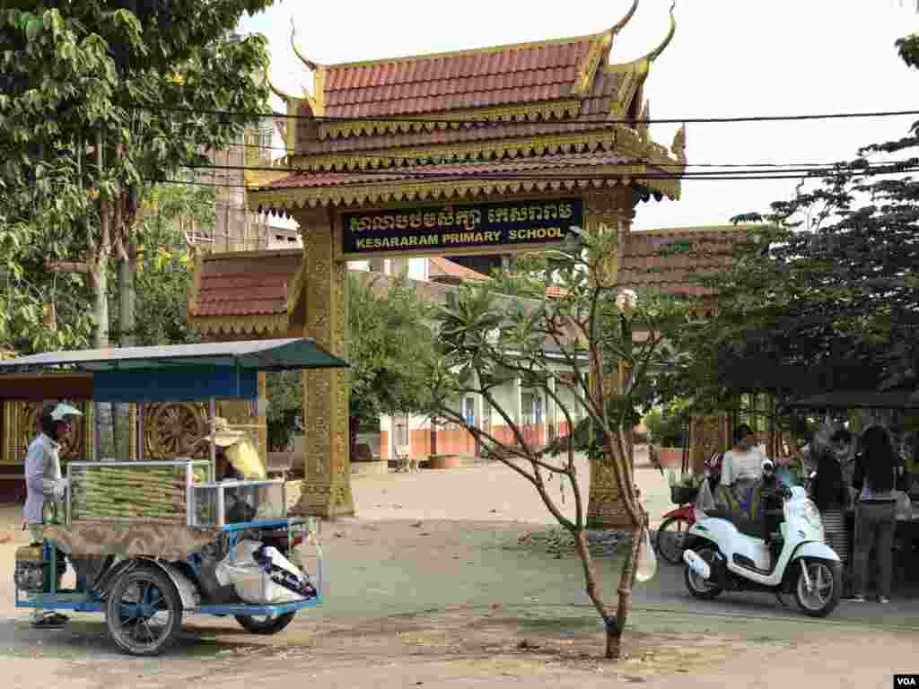 សាលាបឋមសិក្សា​​កេស​រារាម​នៅក្នុងសង្កាត់ស្វាយដង្គំ​ បន្តបិទទ្វារ​មកដល់​ថ្ងៃអង្គារ​ទី​១៧ ​ខែមីនា​​ ឆ្នាំ២០២០។​ (ហ៊ុល​ រស្មី/VOA) 