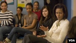 La primera dama de Estados Unidos en una de sus actividades con jóvenes, dialogando sobre educación y alimentación saludable.