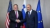 Le secrétaire d'État américain Mike Pompeo serre la main du Premier ministre slovène Janez Jansa avant leur réunion à Bled, en Slovénie, lors de la visite de Pompeo dans quatre pays en Europe centrale, le 13 août 2020. Jure Makovec / Pool via REUTERS