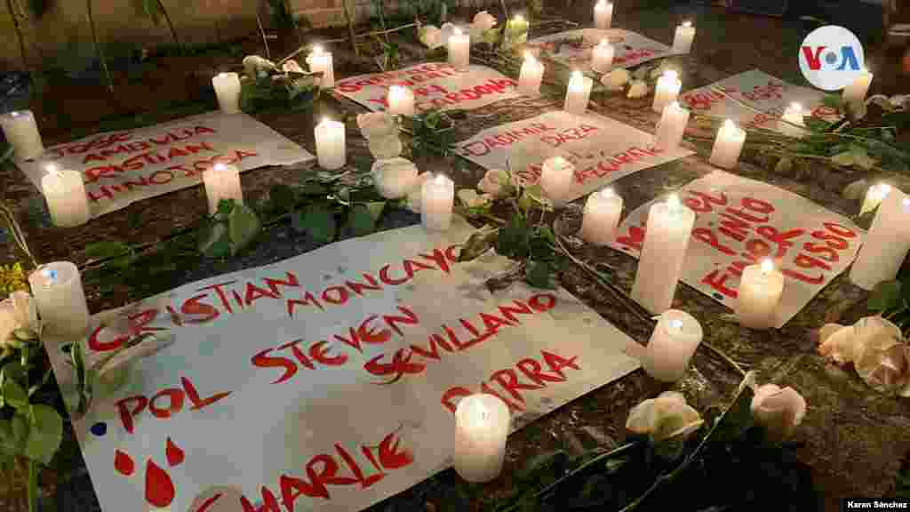 Velat&#243;n u homenaje con velas por las v&#237;ctimas que han dejado las protestas, frente al Monumento a Los H&#233;roes en Bogot&#225;, el 7 de mayo de 2021. [Foto Karen S&#225;nchez/VOA]