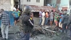 Un grupo de personas observan en el sitio de la explosión de un camión cisterna en Cabo Haitiano, Haití, el 14 de diciembre de 2021. Imagen tomada de un reportaje de TV de Reuters.