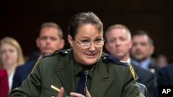 Carla Provost, jefa interina de la Patrulla Fronteriza de Aduanas de EEUU, habla durante una audiencia del Senado, en Washington el 31 de julio de 2018. (AP Foto/J Scott Applewhite, Archivo)