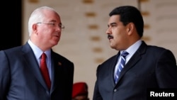 El presidente de Venezuela, Nicolás Maduro, habla con el entonces canciller de Venezuela, Rafael Ramírez, durante la ceremonia de entrega del secretario general de la Unión de Naciones Suramericanas (UNASUR) en Caracas el 11 de septiembre de 2014.