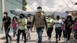 Jorge Santiago Ávila Corrales, director de JCV de 33 años, camina en una calle de Comayagua con otros voluntarios de Jóvenes Contra la Violencia (JCV) durante una actividad comunitaria. [Foto: cortesía de Nicolo Filippo Rosso, ACNUR]