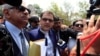 حیسن نواز (درمیان) تحقیقاتی ٹیم میں پیش ہونے کے لیے آ رہے ہیں (فائل فوٹو)