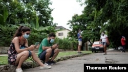 Las personas se conectan a Internet en un punto de acceso en un parque público en La Habana, el miércoles 14 de julio de 2021.