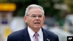 El senador Robert 'Bob' Menéndez insiste en que miles de detenidos no son peligrosos para la sociedad, pero encerrados pueden contagiarse con el coronavirus.