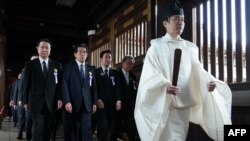 일본 국회의원들이 23일 야스쿠니 신사를 집단 참배했다.
