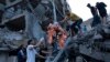 Los palestinos en Gaza rescatan a una niña de los escombros de un edificio residencial destruido tras un ataque aéreo israelí, el martes 10 de octubre de 2023. [AP]