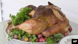 Millones de estadounidenses sirven el pavo como pieza central de su cena de Acción de Gracias.[Archivo]