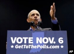 El expresidente Barack Obama hablando en un acto de campaña a favor del candidato al Senado por Indiana Joe Donnelly en Genesis Convention Center el domingo, 4 de noviembre de 2018.
