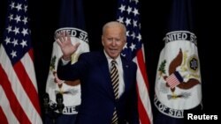 El presidente Joe Biden saluda durante su visita al Departamento de Estado de EE. UU., el 4 de febrero de 2021.