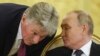 ARCHIVO - El presidente ruso, Vladimir Putin, a la derecha, habla con el portavoz del Kremlin, Dmitry Peskov, en el Kremlin en Moscú, Rusia, el martes 8 de octubre de 2024. (Sergei Ilnitsky/Pool Photo via AP)