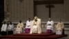 El papa Francisco presidió la Vigilia de Pascua en la basílica de San Pedro del Vaticano, el 30 de marzo de 2024.