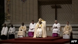 El papa Francisco presidió la Vigilia de Pascua en la basílica de San Pedro del Vaticano, el 30 de marzo de 2024.