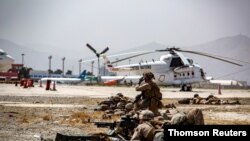 Soldados estadounidenses custodian la evacuación de civiles y operaciones en el Aeropuerto Internacional Hamid Karzai en Kabul, Afganistán, el 27 de agosto de 2021.