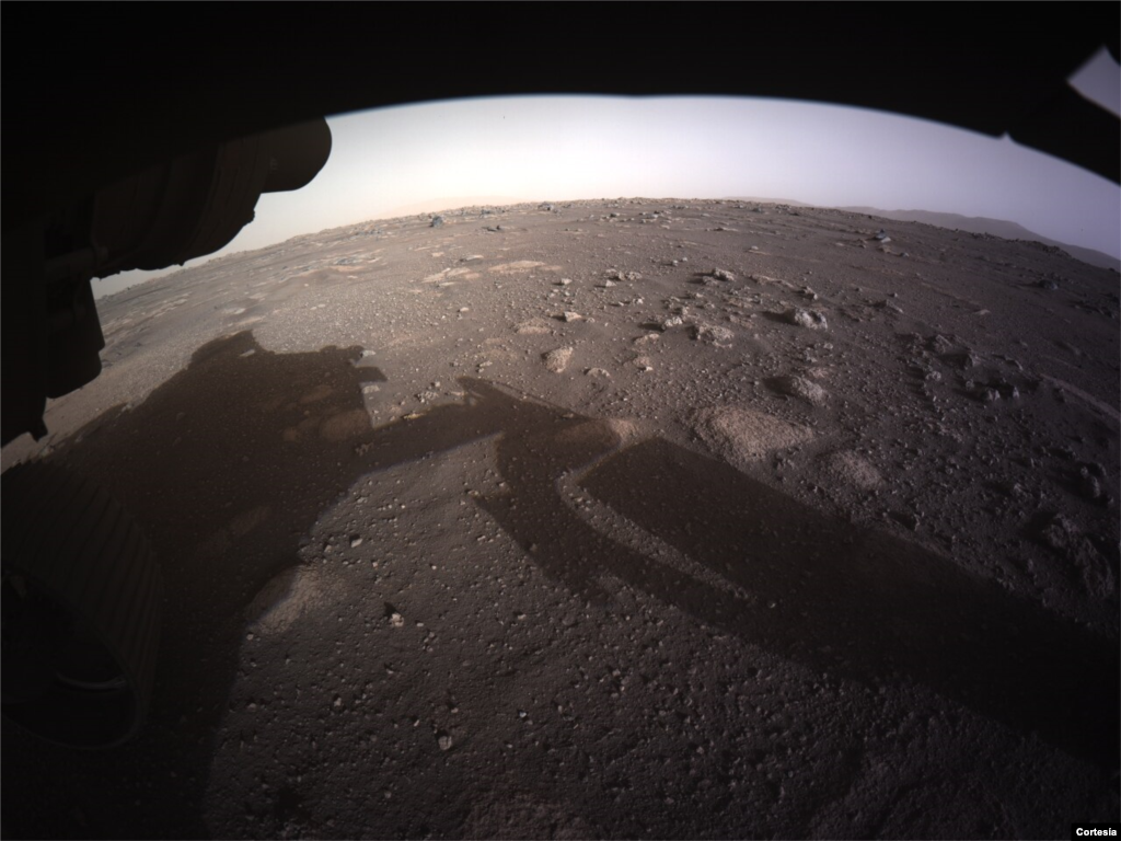 Esta es la primera imagen en color de alta resoluci&#243;n enviada por las Hazard Cameras (Hazcams) ubicadas en la parte inferior del r&#243;ver Perseverance de la NASA despu&#233;s de su aterrizaje el 18 de febrero de 2021. (Foto NASA/JPL-Caltech).