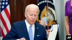 ARCHIVO - El presidente Joe Biden sanciona una ley sobre seguridad ciudadana en la Casa Blanca, Washington, en junio de 2022.