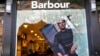 Una ventana rota en la tienda de Barbour después de que manifestantes la saquearon y dañaron luego de participar en una marcha por la muerte en custodia policial de George Floyd en Minneapolis. Manhattan, Nueva York, 1 de junio de 2020.