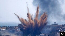 El humo se eleva tras los ataques aéreos israelíes contra un edificio en la ciudad de Gaza, el jueves 13 de mayo de 2021.