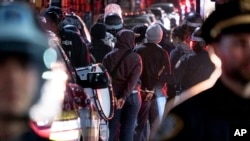 Agentes de policía de la ciudad de Nueva York detienen a personas cerca del campus de la Universidad de Columbia en Nueva York el 30 de abril de 2024, después de que se despejara un edificio tomado por manifestantes más temprano en el día.