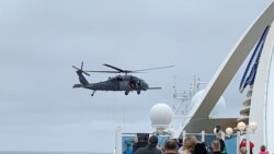 Pasajeros a bordo del crucero Grand Princess, que antes había transportado a dos pasajeros que contrajeron el #coronavirus, observan mientras un helicóptero militar de EE.UU. flota sobre la cubierta, mientras se acercan a su destino original, San Francisco, California.