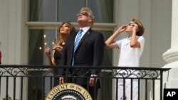 ABŞ prezidenti Donald Tramp, birinci xanım Melaniya Tramp və onların oğlu Barron Tramp Ağ Evin balkonunda ABŞ-da Günəşin tutulmasını izləyirlər