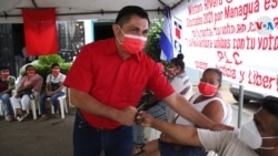 Walter Espinoza, candidato presidencial del PLC de Nicaragua saluda a sus simpatizantes al llegar a un centro de campaña el jueves 7 de octubre de 2021. Foto Houston Castillo, VOA.